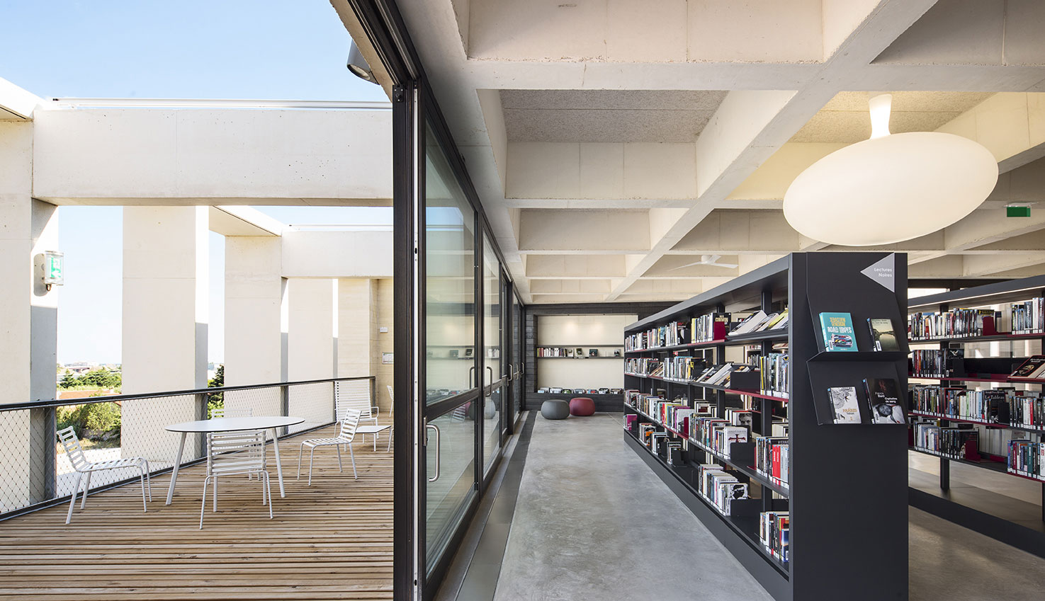 Tautem architecture - mediatheque Montaigne Frontignan - terrasse de lecture